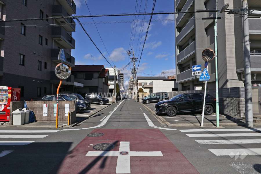 敷地西側の前面道路