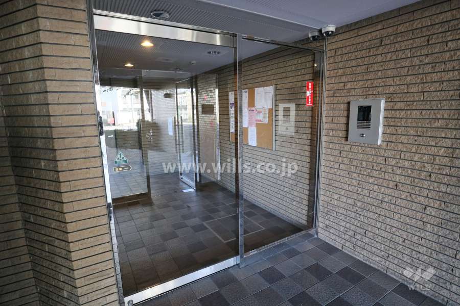 エントランスはオートロック付きです。