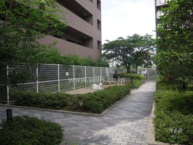 マンション奥にある共有公園