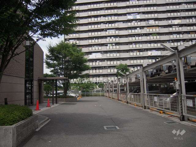 エントランス(左)と駐車場(右)