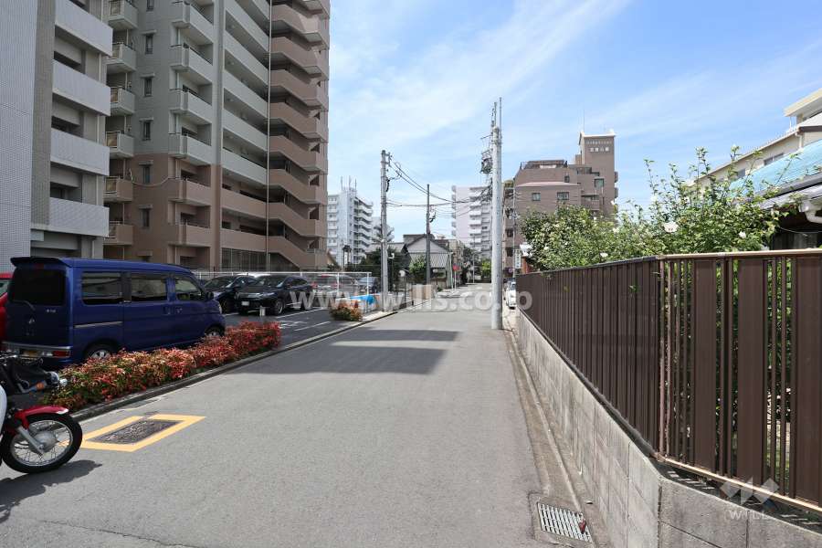 敷地北側の前面道路