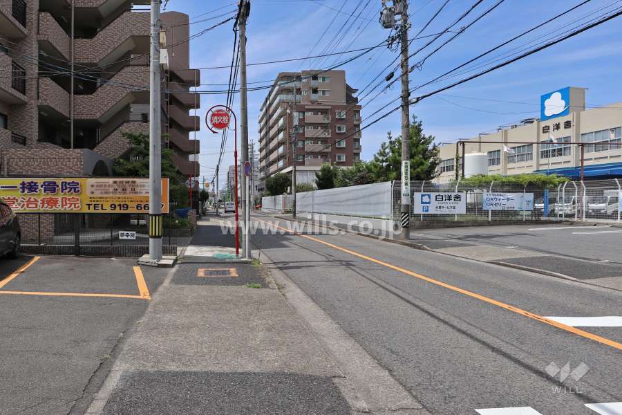 敷地北側の前面道路（東側から）