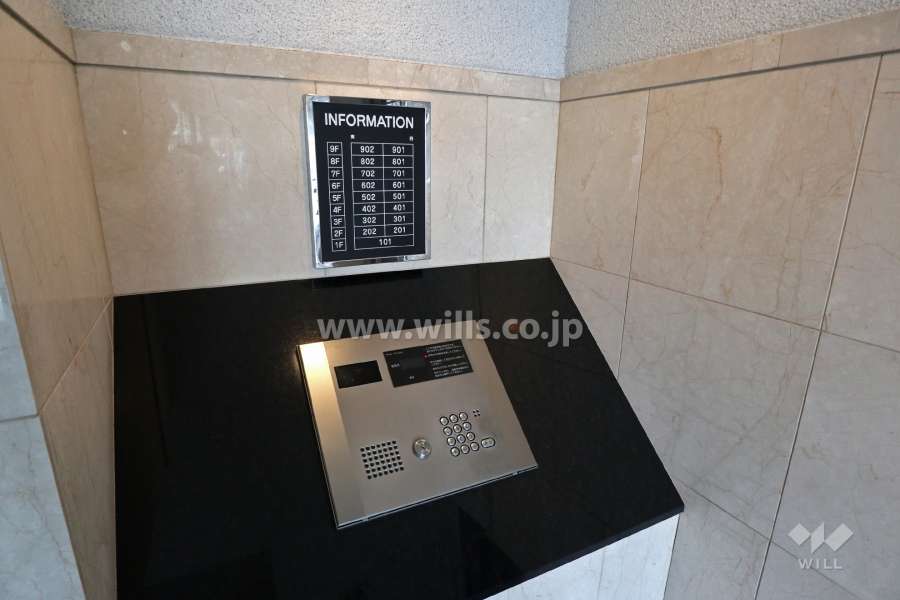 オートロックと案内板