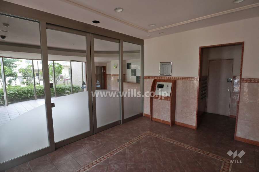 エントランスはオートロック付きです。