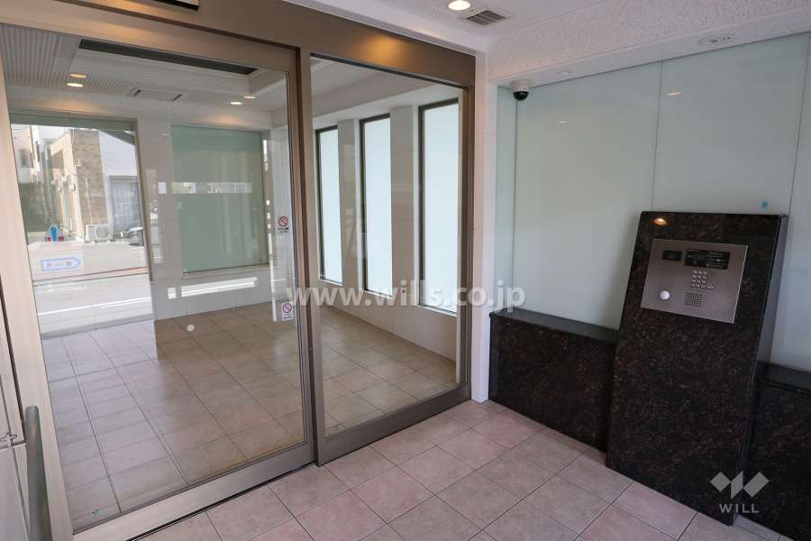 エントランスはオートロック付きです。