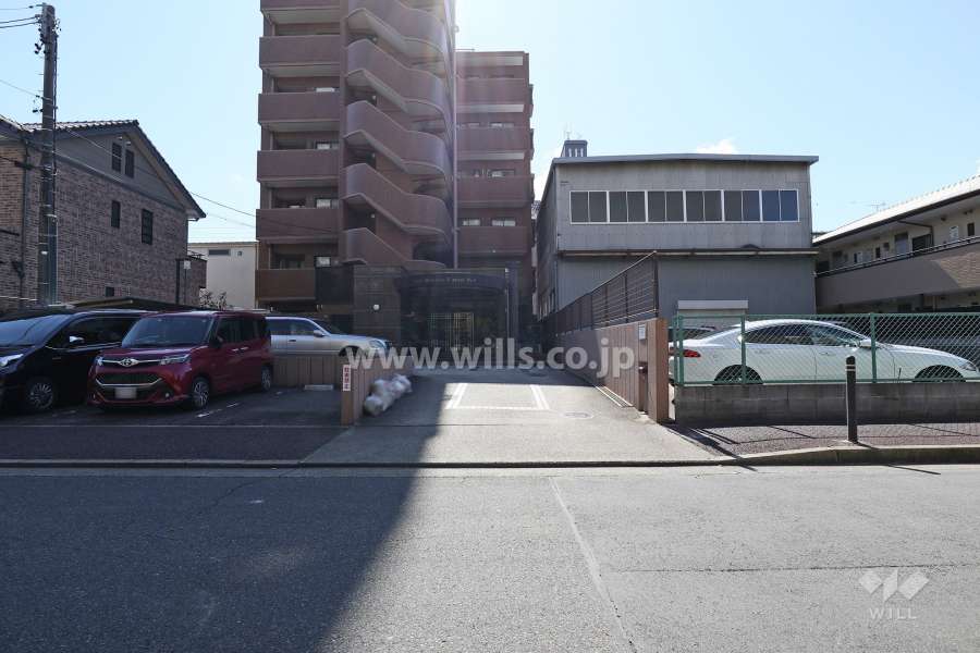 駐車場出入り口・敷地内駐車場（屋外平面式）