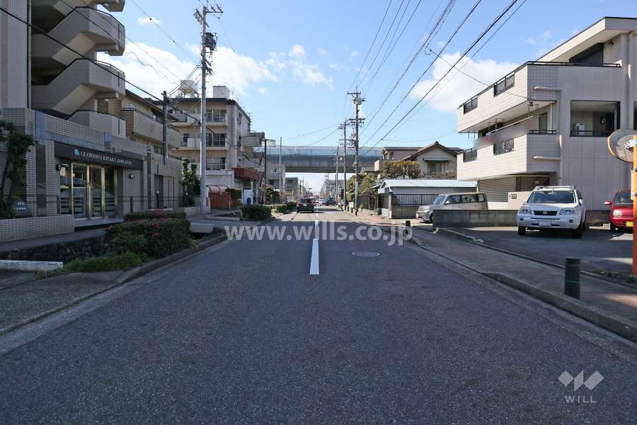 敷地北側の前面道路。敷地西側、約75mには『名古屋高速1号楠線』が通っています。