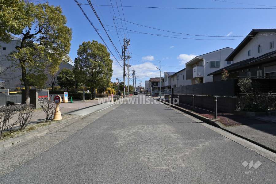 敷地南側の前面道路（西側から）