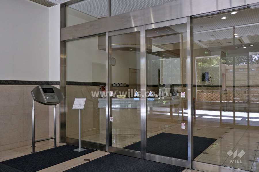 エントランスはオートロック付きです。