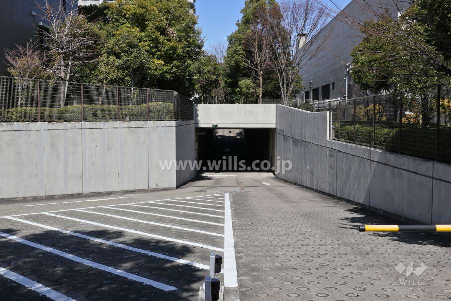 地階にある駐車場へのアプローチ