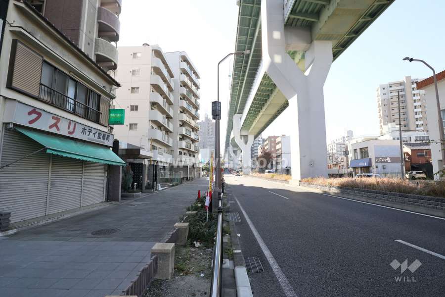 敷地西側の前面道路