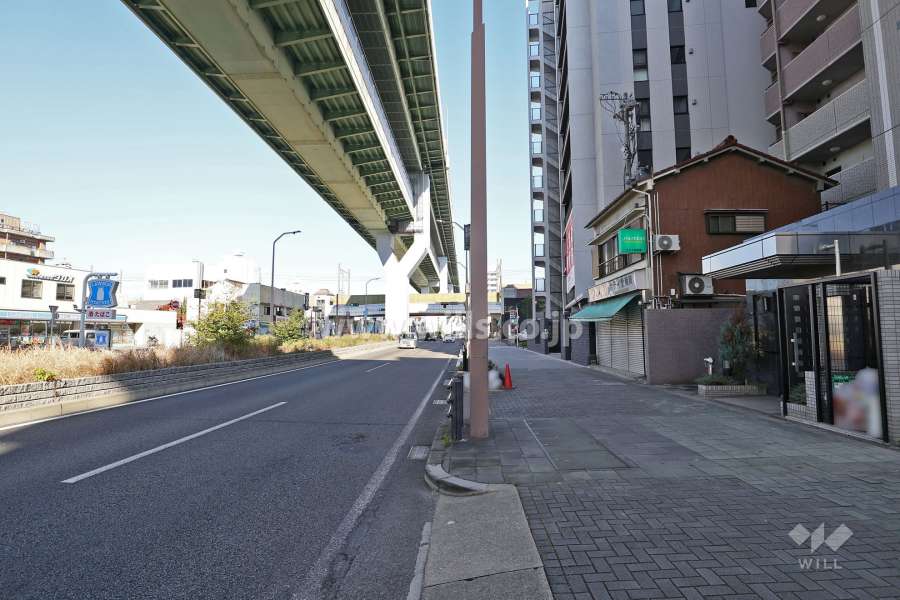 敷地西側には、『名古屋高速1号楠線』が通っています。