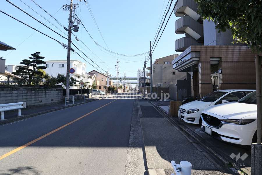 敷地北側の前面道路。敷地東側、約200mには『名古屋高速1号楠線』が通っています。