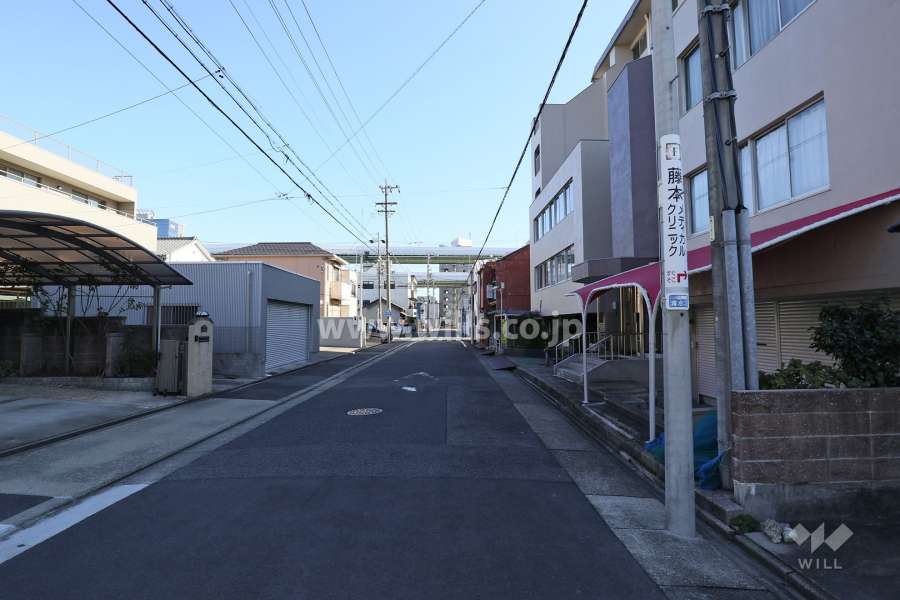 敷地北側の前面道路。敷地東側、約125ｍ
には『名古屋高速1号楠線』が通っています。