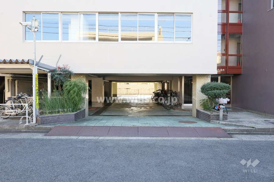 駐車場出入り口