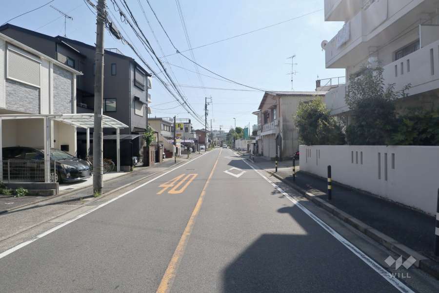 敷地南東側の前面道路（北東側から）