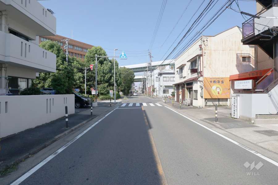 敷地南東側の前面道路（南西側から）