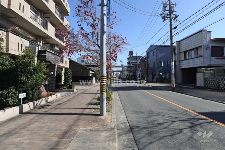 敷地南側の前面道路。敷地東側、約190mには『名古屋高速1号楠線』が通っています。