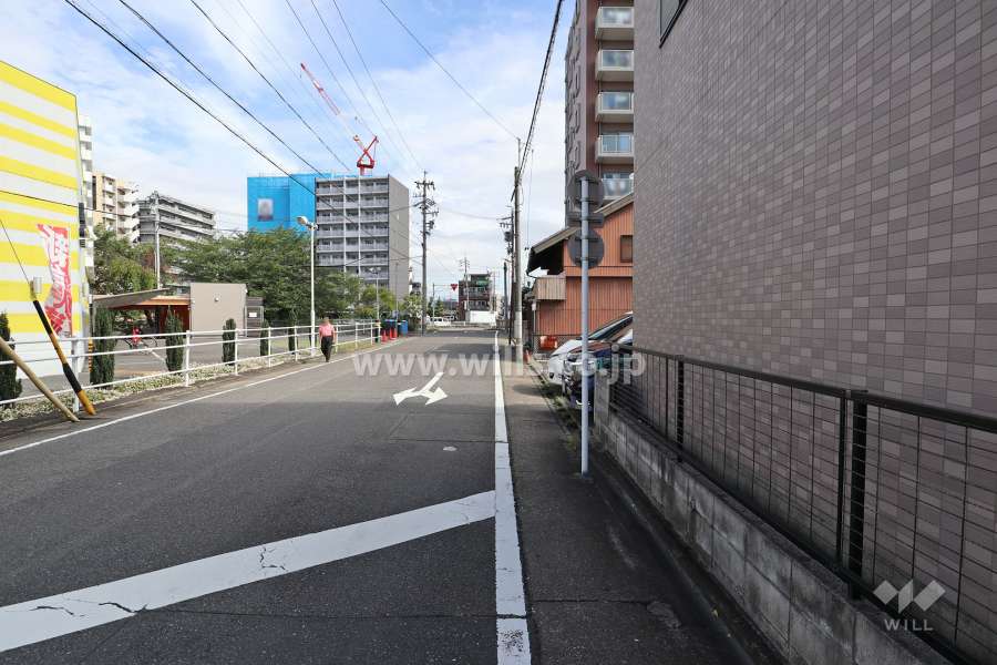 敷地西側の前面道路（上街道）