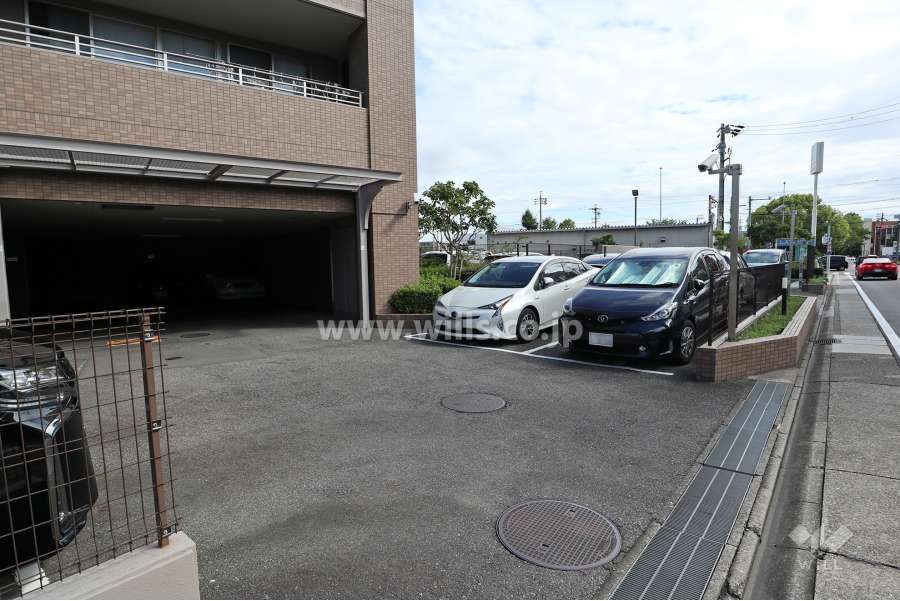 駐車場出入り口・敷地内駐車場（屋外平面式）