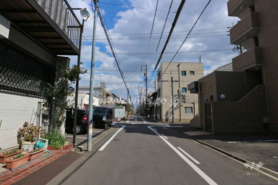 敷地北側の前面道路（西側から）