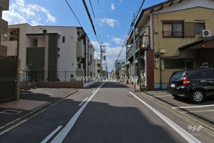 敷地北側の前面道路（東側から）