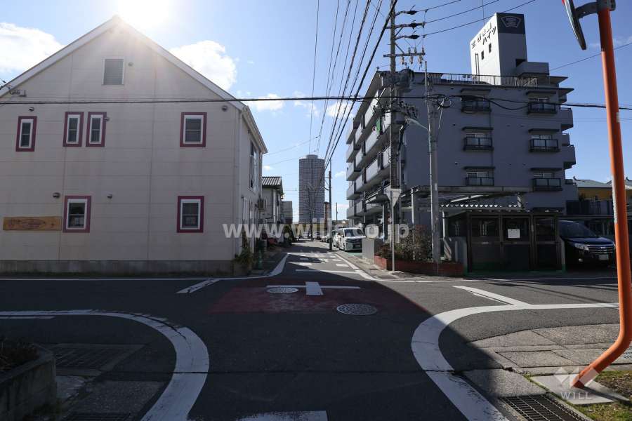 敷地東側の前面道路（北側から）