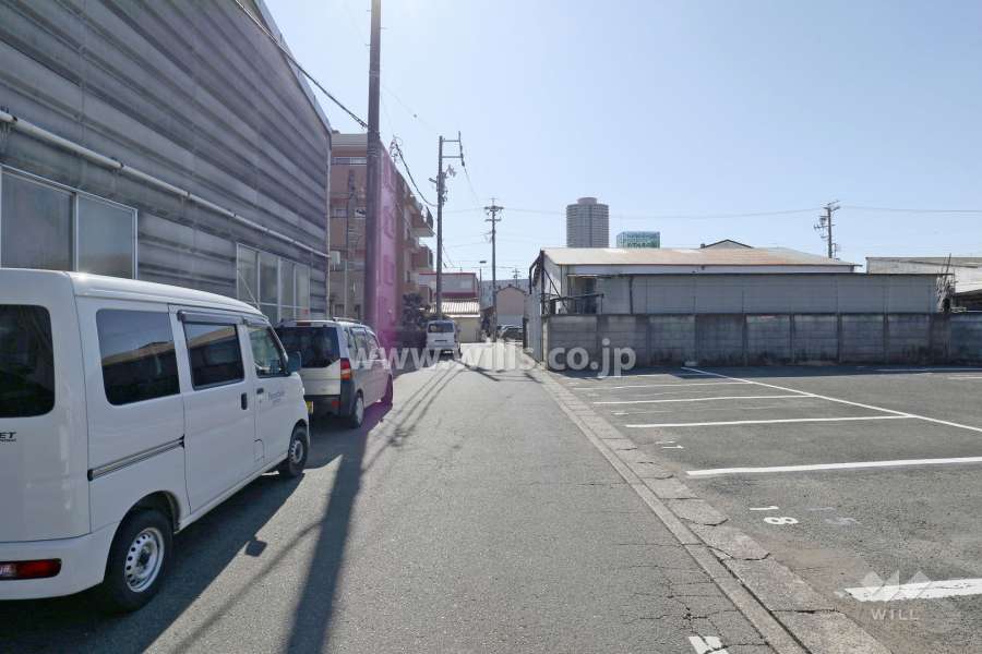 敷地西側の前面道路（北側から)