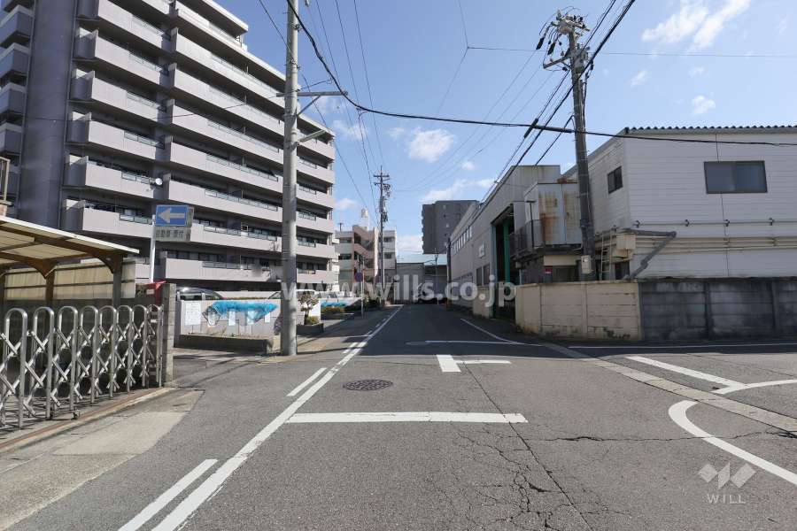 敷地南側の前面道路