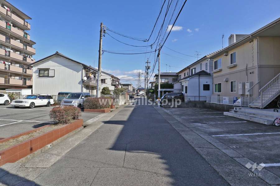 敷地南側の前面道路（西側から）