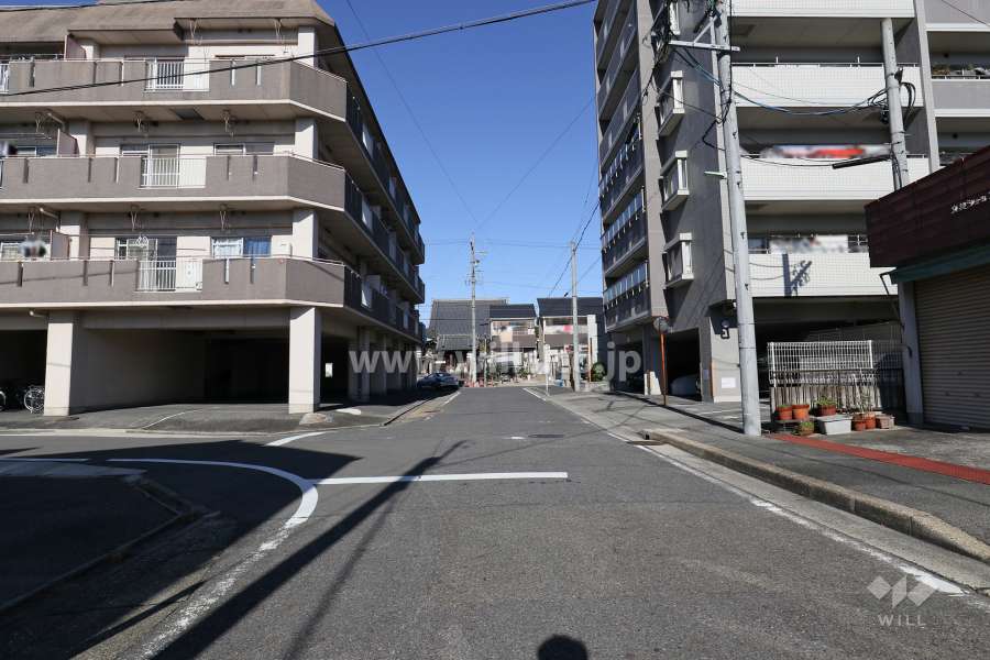 敷地西側の前面道路
