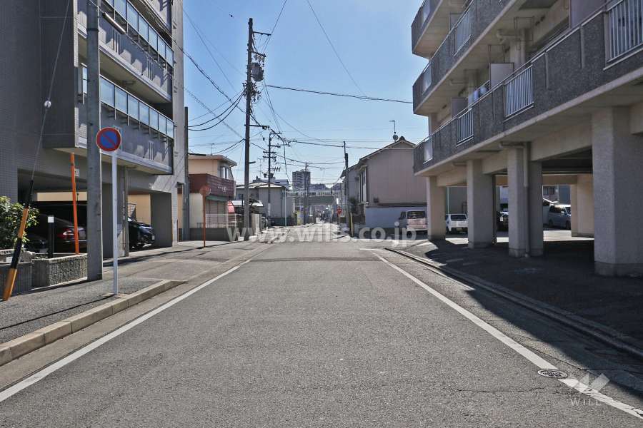 敷地西側の前面道路