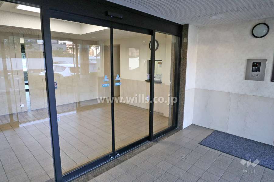 エントランスはオートロック付きです。