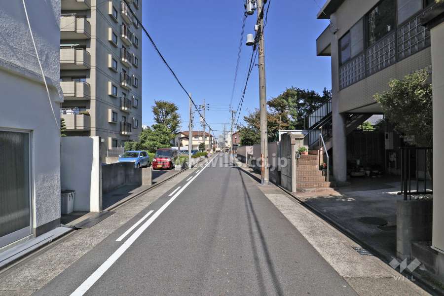 敷地東側の前面道路（南側から)