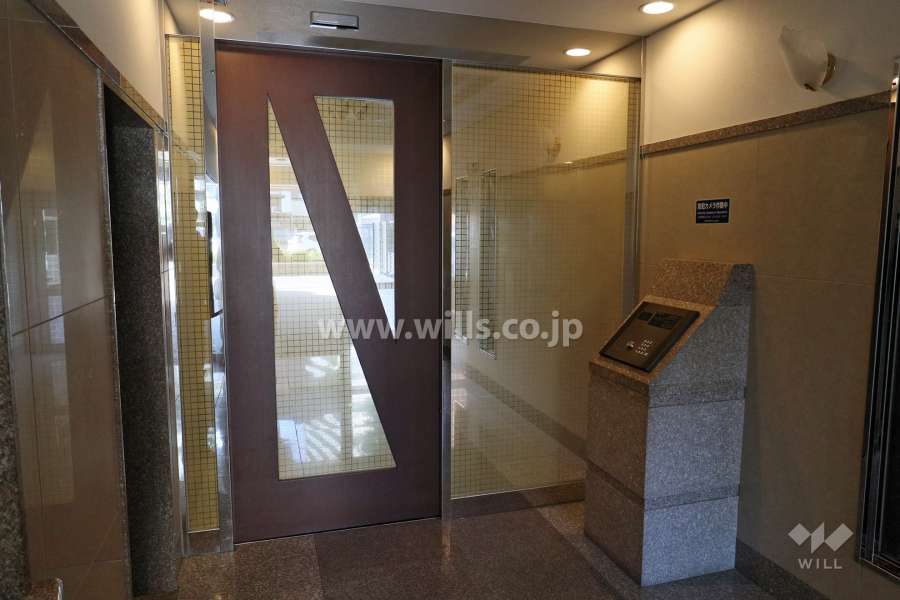 エントランスはオートロック付きです。