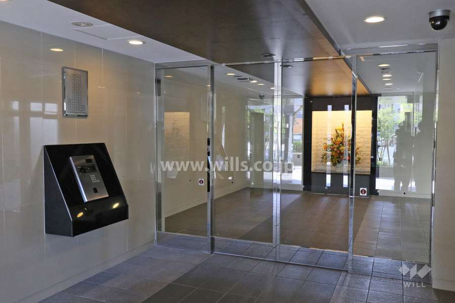 エントランスはオートロック付きです。