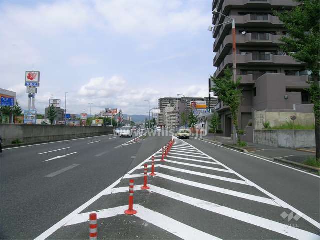 敷地の西側には新御堂筋が走っています