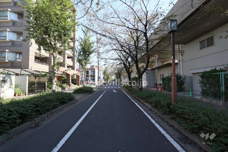 敷地南側の前面道路。道を挟んで名鉄瀬戸線が走っています。
