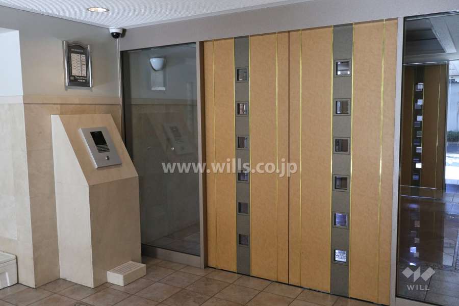 エントランスはオートロック付きです。