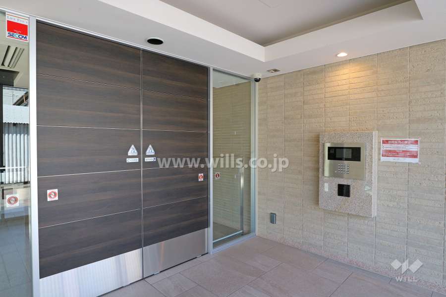 エントランスはオートロック付きです。