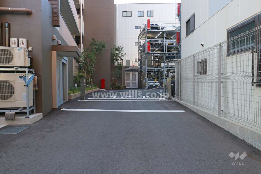 駐車場出入り口（ロボットゲート付き）・敷地内駐車場（屋外機械式）