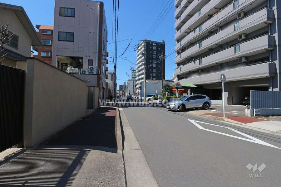 敷地南側の前面道路