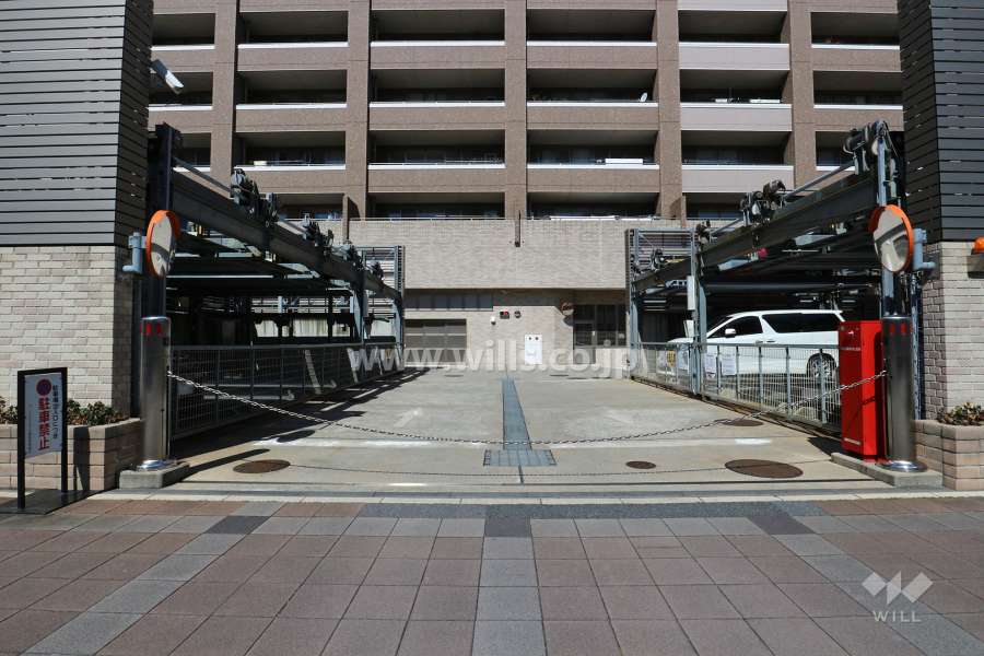 駐車場出入り口（ロボットゲート付き）・敷地内駐車場（屋外機械式）