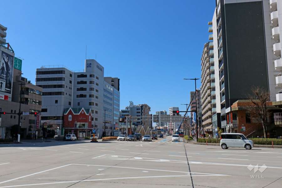 敷地南東側の前面道路（北東側から)