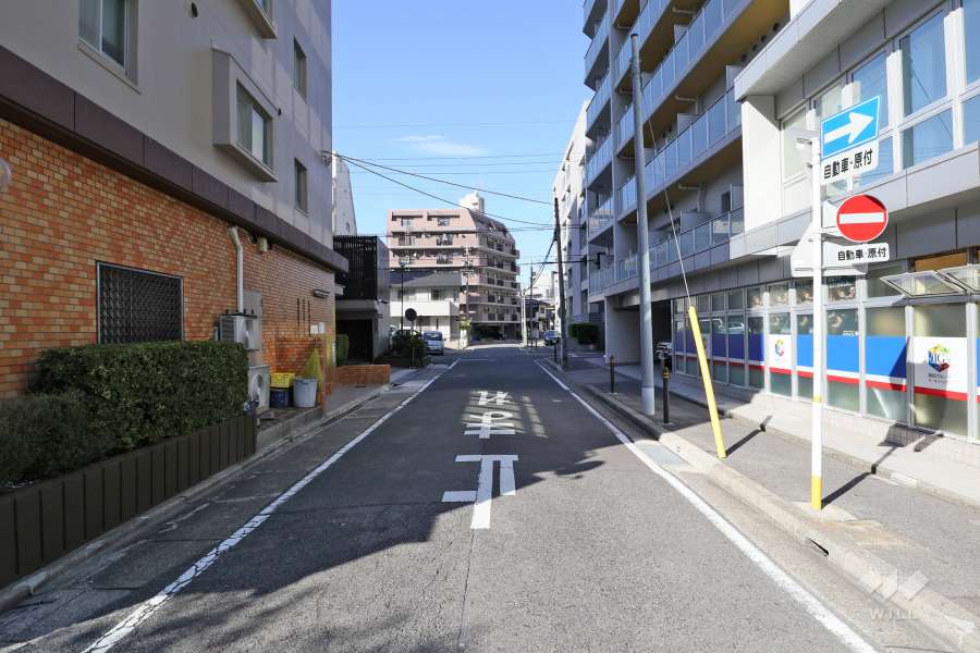敷地北東側の前面道路（南東側から)