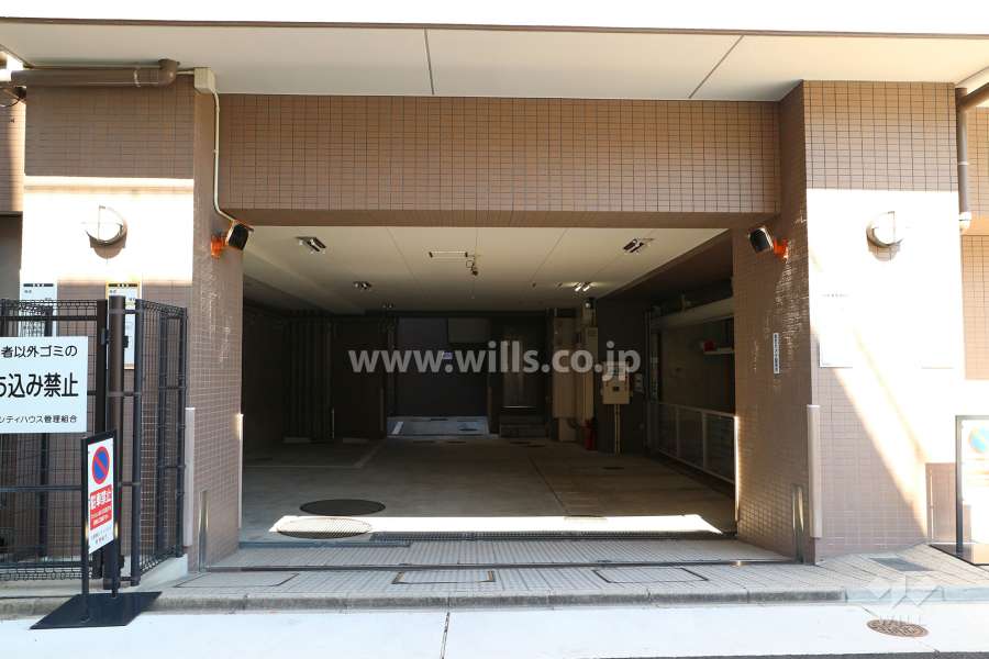 駐車場出入り口