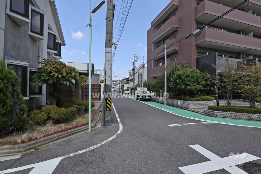 敷地西側の前面道路