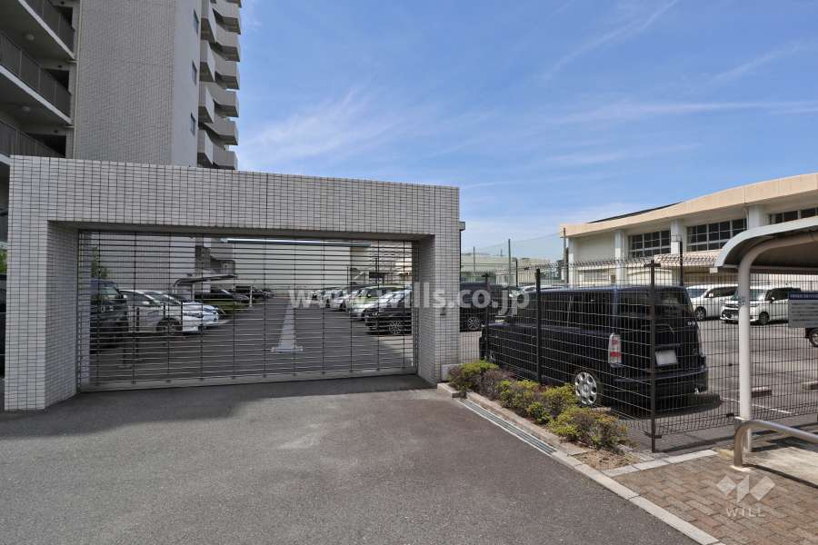 駐車場入り口（リングシャッター付き）