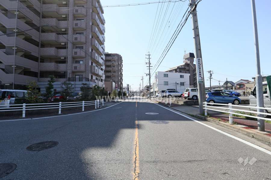 敷地西側の前面道路