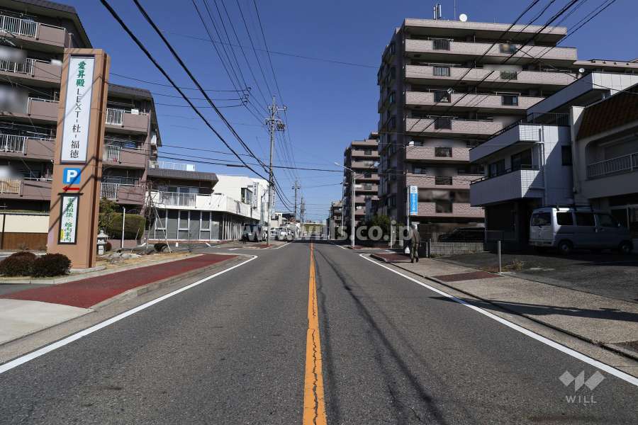 敷地西側の前面道路